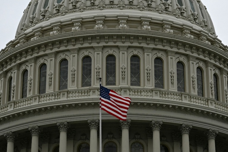 米上院が１８０兆円規模の予算案を可決し、政府機関が閉鎖される事態は回避された/Pedro Ugarte/AFP/Getty Images